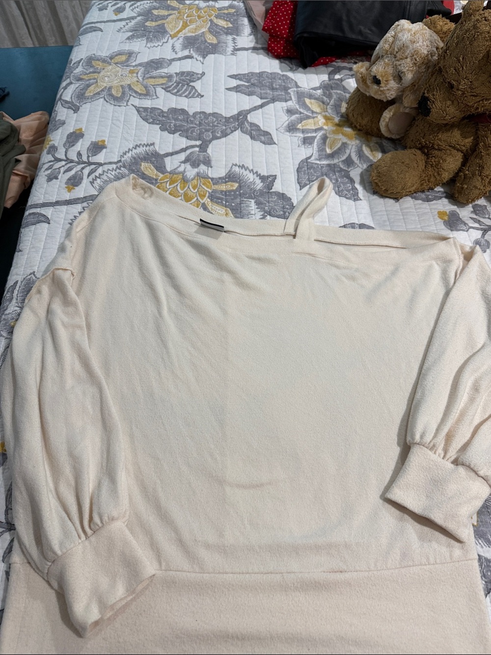 Daytrip Cream Off-The-Shoulder Lightweight Sweater